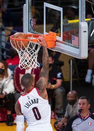 December 31, 2021, Los Angeles, California, USA: Damian Lillard 0 of the Portland Trail Blazers dunks the ball during their NBA, Basketball Herren, USA game at Crypto.com Arena against the Los Angeles Lakers on Friday December 31, 2021 in Los Angeles, California. Lakers defeat the Trail blazers, 139-106. PI Los Angeles USA - ZUMAp124 20211231_zaa_p124_011 Copyright: xJAVIERxROJASx