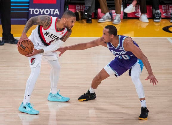 December 31, 2021, Los Angeles, California, USA: Avery Bradley 20 of the Los Angeles Lakers defends against Damian Lillard 0 of the Portland Trail Blazers during their NBA, Basketball Herren, USA game at Crypto.com Arena on Friday December 31, 2021 in Los Angeles, California. Lakers defeat the Trail blazers, 139-106. PI Los Angeles USA - ZUMAp124 20211231_zaa_p124_012 Copyright: xJAVIERxROJASx