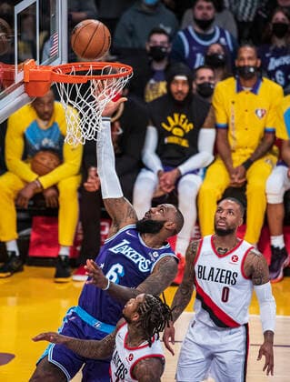 December 31, 2021, Los Angeles, California, USA: LeBron James 6 of the Los Angeles Lakers puts up a layup during their NBA, Basketball Herren, USA game at Crypto.com Arena against the Portland Trail Blazers on Friday December 31, 2021 in Los Angeles, California. Lakers defeat the Trail blazers, 139-106. PI Los Angeles USA - ZUMAp124 20211231_zaa_p124_015 Copyright: xJAVIERxROJASx
