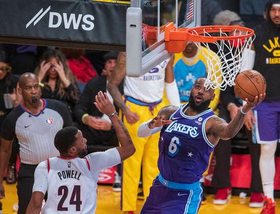 December 31, 2021, Los Angeles, California, USA: LeBron James 6 of the Los Angeles Lakers puts up a layup during their NBA, Basketball Herren, USA game at Crypto.com Arena against the Portland Trail Blazers on Friday December 31, 2021 in Los Angeles, California. Lakers defeat the Trail blazers, 139-106. PI Los Angeles USA - ZUMAp124 20211231_zaa_p124_016 Copyright: xJAVIERxROJASx