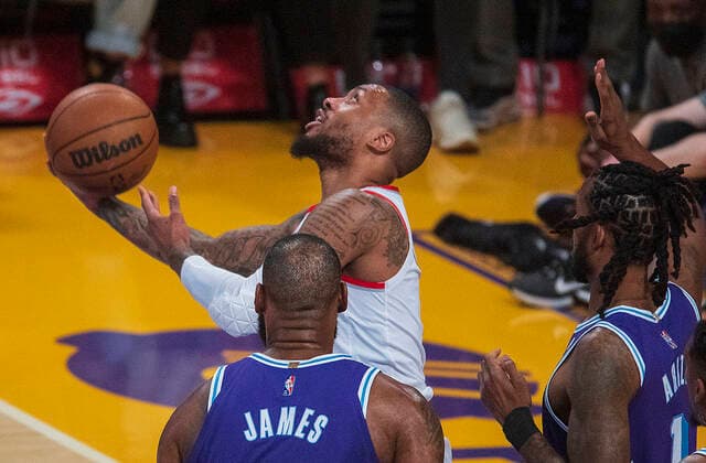 December 31, 2021, Los Angeles, California, USA: Damian Lillard 0 of the Portland Trail Blazers puts up a layup during their NBA, Basketball Herren, USA game at Crypto.com Arena against the Los Angeles Lakers on Friday December 31, 2021 in Los Angeles, California. Lakers defeat the Trail blazers, 139-106. PI Los Angeles USA - ZUMAp124 20211231_zaa_p124_017 Copyright: xJAVIERxROJASx