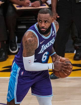 December 31, 2021, Los Angeles, California, USA: LeBron James 6 of the Los Angeles Lakers looks to pass the ball during their NBA, Basketball Herren, USA game at Crypto.com Arena against the Portland Trail Blazers on Friday December 31, 2021 in Los Angeles, California. Lakers defeat the Trail blazers, 139-106. PI Los Angeles USA - ZUMAp124 20211231_zaa_p124_018 Copyright: xJAVIERxROJASx