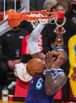 December 31, 2021, Los Angeles, California, USA: LeBron James 6 of the Los Angeles Lakers dunks the ball during their NBA, Basketball Herren, USA game at Crypto.com Arena against the Portland Trail Blazers on Friday December 31, 2021 in Los Angeles, California. Lakers defeat the Trail blazers, 139-106. PI Los Angeles USA - ZUMAp124 20211231_zaa_p124_021 Copyright: xJAVIERxROJASx