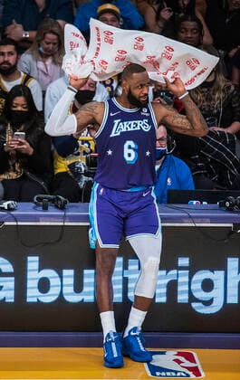 December 31, 2021, Los Angeles, California, USA: LeBron James 6 of the Los Angeles Lakers gets ready to enter the game during their NBA, Basketball Herren, USA game at Crypto.com Arena against the Portland Trail Blazers on Friday December 31, 2021 in Los Angeles, California. Lakers defeat the Trail blazers, 139-106. PI Los Angeles USA - ZUMAp124 20211231_zaa_p124_023 Copyright: xJAVIERxROJASx