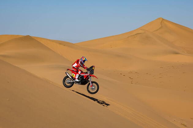 Sport Bilder des Tages 03 Sunderland Sam (aus), GasGas Factory Racing, KTM 450 Rally Factory Replica, Moto, W2RC, action during the Stage 1A of the Dakar Rally 2022 between Jeddah and Hail, on January 1st 2022 in Hail, Saudi Arabia - AUTO - DAKAR 2022 - STAGE 1A DPPI Panoramic  20220101_GOODEN_FG004400