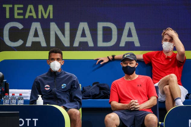 TENNIS ATP, Tennis Herren CUP, Denis Shapovalov (R) and team mate Felix Auger-Aliassime (L) of Team Canada watch Brayden Schnur play his match against John Isner of Team USA on day 2 of the ATP Cup tennis tournament at Qudos Arena in Sydney, Sunday, January 2, 2022. ( NO ARCHIVING, EDITORIAL USE ONLY, NO USE IN BOOKS WITHOUT CONSENT SYDNEY NSW AUSTRALIA  Copyright: xDAVIDxGRAYx 20220102001610258633