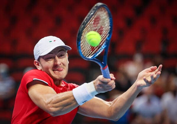 TENNIS ATP, Tennis Herren CUP, Brayden Schnur of Team Canada hits a shot during his match against John Isner of Team USA during his match on day 2 of the ATP Cup tennis tournament at Qudos Arena in Sydney, Sunday, January 2, 2022. ( NO ARCHIVING, EDITORIAL USE ONLY, NO USE IN BOOKS WITHOUT CONSENT SYDNEY NSW AUSTRALIA  Copyright: xDAVIDxGRAYx 20220102001610258681