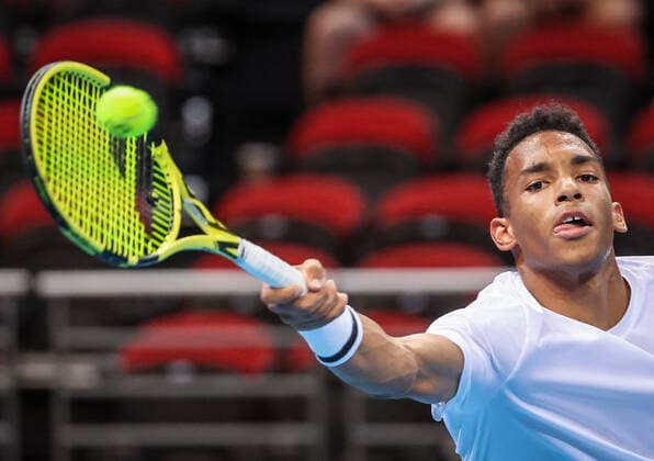 TENNIS ATP, Tennis Herren CUP, Felix Auger-Aliassime of Team Canada hits a shot during his match against Taylor Fritz of Team USA on day 2 of the ATP Cup tennis tournament at Qudos Arena in Sydney, Sunday, January 2, 2022. ( NO ARCHIVING, EDITORIAL USE ONLY, NO USE IN BOOKS WITHOUT CONSENT SYDNEY NSW AUSTRALIA  Copyright: xDAVIDxGRAYx 20220102001610282488