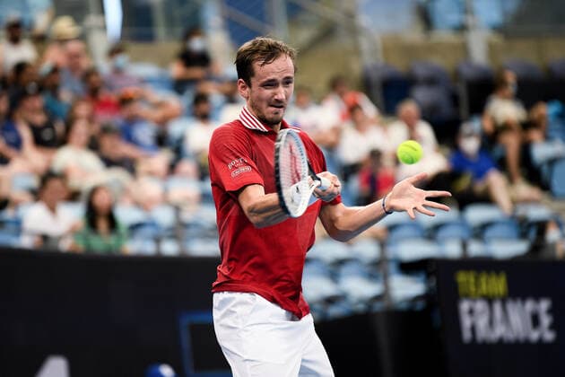 SYDNEY, AUSTRALIA - JANUARY 02: Daniil Medvedev of Russia plays a forehand during the ATP, Tennis Herren Cup Tennis match between Daniil Medvedev of Russia and Ugo Humbert of France at Ken Rosewall Arena on January 02, 2022 in Sydney, Australia. (Photo by Steven Markham Icon Sportswire) TENNIS: JAN 02 ATP Cup Sydney Icon2201020079