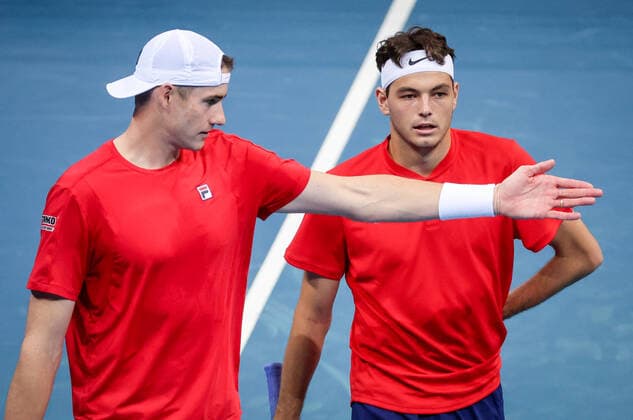 TENNIS ATP, Tennis Herren CUP, Taylor Fritz and John Isner (L) of Team USA talk during their doubles match against Denis Shapovalov and Felix Auger-Aliassime of Team Canada on day 2 of the ATP Cup tennis tournament at Qudos Arena in Sydney, Sunday, January 2, 2022. ( NO ARCHIVING, EDITORIAL USE ONLY, NO USE IN BOOKS WITHOUT CONSENT SYDNEY NSW AUSTRALIA  Copyright: xDAVIDxGRAYx 20220102001610291215