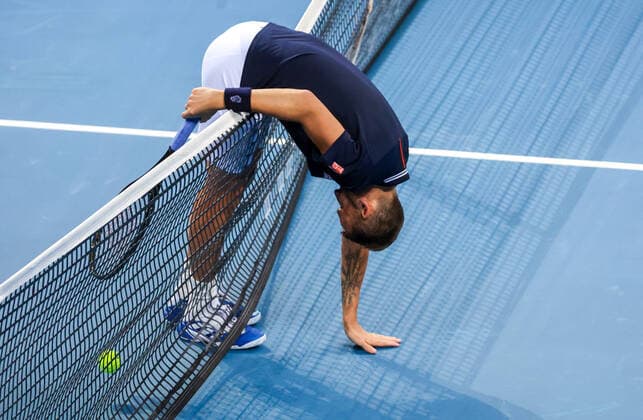 TENNIS ATP, Tennis Herren CUP, Daniel Evans of Team Great Britain leans over the net during his match against Jan-Lennard Struff of Team Germany on day 2 of the ATP Cup tennis tournament at Qudos Arena in Sydney, Sunday, January 2, 2022. ( NO ARCHIVING, EDITORIAL USE ONLY, NO USE IN BOOKS WITHOUT CONSENT SYDNEY NSW AUSTRALIA  Copyright: xDAVIDxGRAYx 20220102001610301706