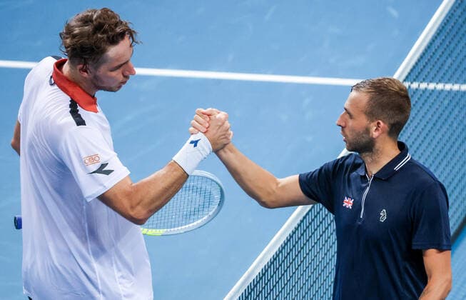 TENNIS ATP, Tennis Herren CUP, Daniel Evans (R) of Team Great Britain shakes hands with Jan-Lennard Struff of Team Germany after their match on day 2 of the ATP Cup tennis tournament at Qudos Arena in Sydney, Sunday, January 2, 2022. ( NO ARCHIVING, EDITORIAL USE ONLY, NO USE IN BOOKS WITHOUT CONSENT SYDNEY NSW AUSTRALIA  Copyright: xDAVIDxGRAYx 20220102001610301786