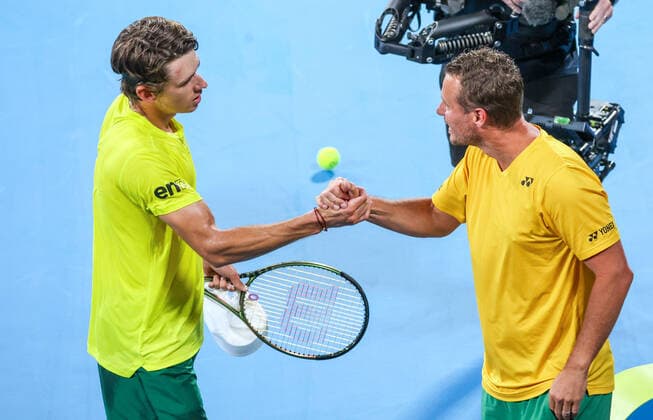 TENNIS ATP, Tennis Herren CUP, Alex De Minaur (L) of Team Australia shakes hands with team captain Lleyton Hewitt after winning his match against Matteo Berrettini of Team Italy on day 2 of the ATP Cup tennis tournament at Qudos Arena in Sydney, Sunday, January 2, 2022. ( NO ARCHIVING, EDITORIAL USE ONLY, NO USE IN BOOKS WITHOUT CONSENT SYDNEY NSW AUSTRALIA  Copyright: xDAVIDxGRAYx 20220102001610315332
