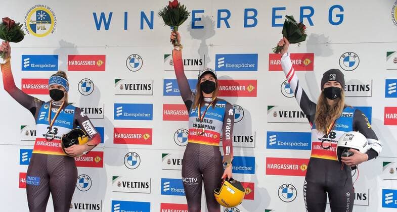 Bilder des Jahres 2022, Sport 01 Januar Sport Themen der Woche KW52 Sport Bilder des Tages 02.01.2022 Winterberg, VELTINS-EISARENA EBERSPÄCHER RENNRODEL WELTCUP Frauen Finale - Siegerehrung 2. Platz Natalie Geisenberger 1. Platz Julia Taubitz (GER) 3. Platz Madeleine Egle (AUT) *** 02 01 2022 Winterberg, VELTINS EISARENA EBERSPÄCHER RENNRODEL WELTCUP Women Final Award Ceremony 2 Place Natalie Geisenberger 1 Place Julia Taubitz GER 3 Place Madeleine Egle AUT