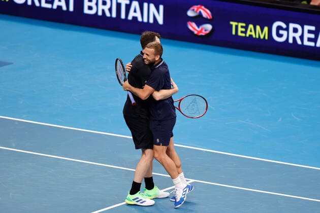 Sport Bilder des Tages Jamie Murray and Daniel Evans of Team Great Britain celebrate defeating Alexander Zverev and Kevin Krawietz of Team Germany during the ATP, Tennis Herren Cup at Qudos Bank Arena, Sydney Olympic Park Tennis Centre, Sydney, Australia on 2 January 2022. Copyright: xPeterxDovganx 30460172