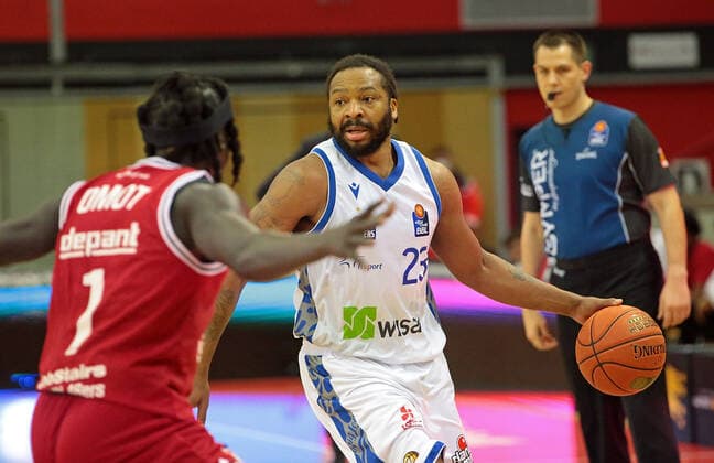 02 01 2022, xovx, Basketball 1 Bundesliga, easy Credit BBL, JobStairs Gießen 46ers Fraport Skyliners Frankfurt v l Nuni Omot Gießen 46ers , Quantez Robertson Fraport Skyliners Frankfurt Gießen Sporthalle Ost Hessen Germany EN