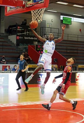 02 01 2022, xovx, Basketball 1 Bundesliga, easy Credit BBL, JobStairs Gießen 46ers Fraport Skyliners Frankfurt v l Brancou Badio Fraport Skyliners Frankfurt , Kendale McCullum Gießen 46ers Gießen Sporthalle Ost Hessen Germany EN