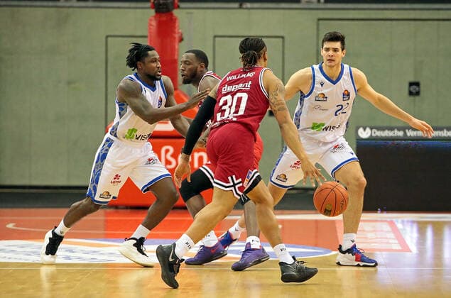 02 01 2022, xovx, Basketball 1 Bundesliga, easy Credit BBL, JobStairs Giessen 46ers Fraport Skyliners Frankfurt v l Will Cherry Fraport Skyliners Frankfurt , Jalon Miller Giessen 46ers , Timeric Williams Jr Giessen 46ers , Brooks DeBisschop Fraport Skyliners Frankfurt Giessen Sporthalle Ost Hessen Germany EN