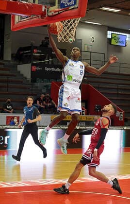 02 01 2022, xovx, Basketball 1 Bundesliga, easy Credit BBL, JobStairs Gießen 46ers Fraport Skyliners Frankfurt v l Brancou Badio Fraport Skyliners Frankfurt , Kendale McCullum Gießen 46ers Gießen Sporthalle Ost Hessen Germany EN