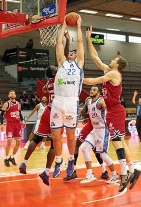 02 01 2022, xovx, Basketball 1 Bundesliga, easy Credit BBL, JobStairs Giessen 46ers Fraport Skyliners Frankfurt v l Kendale McCullum Giessen 46ers , Jalon Miller Giessen 46ers , Brooks DeBisschop Fraport Skyliners Frankfurt , Rasheed Moore Fraport Skyliners Frankfurt , Florian Koch Giessen 46ers Giessen Sporthalle Ost Hessen Germany DE