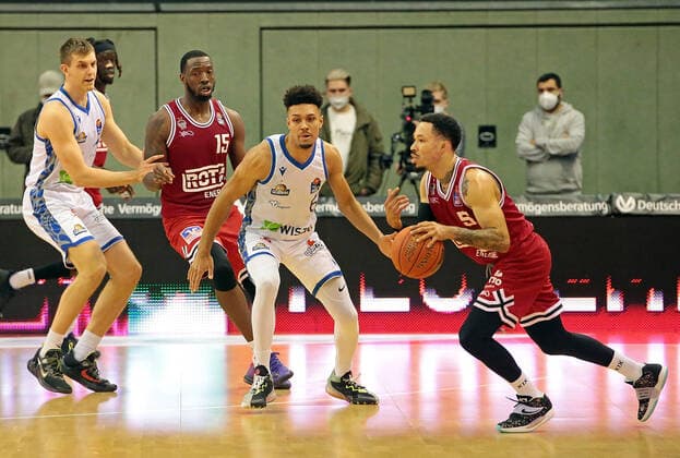 02 01 2022, xovx, Basketball 1 Bundesliga, easy Credit BBL, JobStairs Giessen 46ers Fraport Skyliners Frankfurt v l Lorenz Brenneke Fraport Skyliners Frankfurt , Jalon Miller Giessen 46ers , Len Adam Schoormann Fraport Skyliners Frankfurt , Kyan Anderson Giessen 46ers Giessen Sporthalle Ost Hessen Germany EN