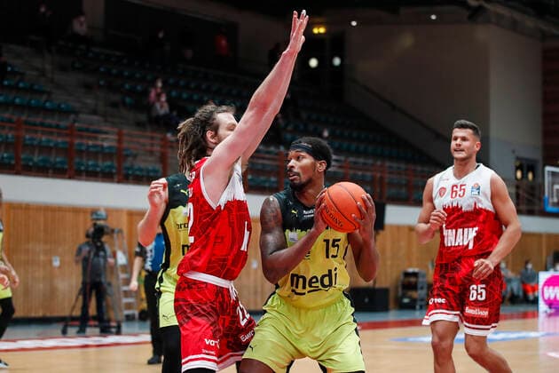 GER, Wuerzburg, tectake Arena, 02 01 2022, emspor, emonline, despor, deonline, s Oliver Wuerzburg vs Medi Bayreuth, easyCredit BBL, 15 Spieltag Picture f l Craig Moller s Oliver Wuerzburg , Terry Allen medi Bayreuth and Filip Stanic s Oliver Wuerzburg Copyright: HMBxMedia JulienxBecker