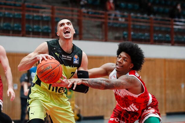 GER, Wuerzburg, tectake Arena, 02 01 2022, emspor, emonline, despor, deonline, s Oliver Wuerzburg vs Medi Bayreuth, easyCredit BBL, Matchday 15 Picture v l Philip Jalalpoor medi Bayreuth vs Desi Rodriguez s Oliver Wuerzburg Copyright: HMBxMedia JulienxBecker