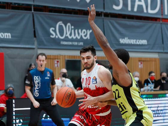 02 01 2022, Basketball, BBL, Hauptrunde, s Oliver Wuerzburg medi bayreuth, GER, Wuerzburg, tectake Arena Bild v li Luciano Parodi s Oliver Wuerzburg und Cameron Wells medi bayreuth Copyright: HMBxMedia xHeikoxBecker