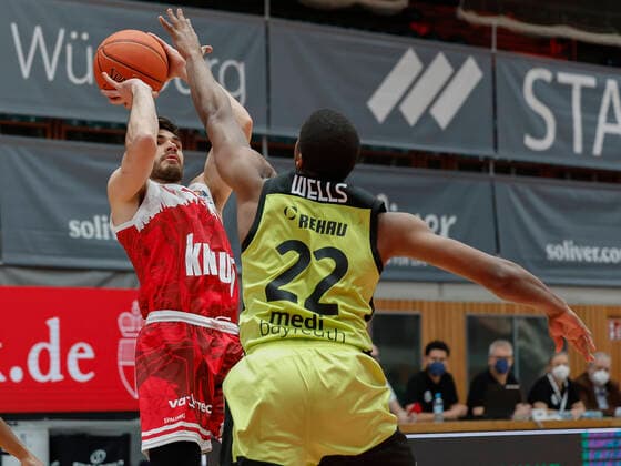 02 01 2022, Basketball, BBL, Hauptrunde, s Oliver Wuerzburg medi bayreuth, GER, Wuerzburg, tectake Arena Bild v li Luciano Parodi s Oliver Wuerzburg und Cameron Wells medi bayreuth Copyright: HMBxMedia xHeikoxBecker