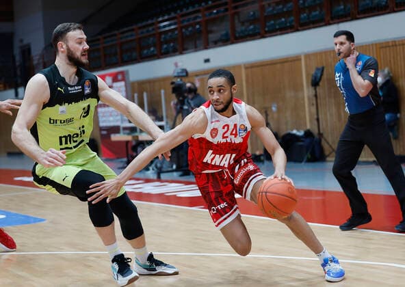 02 01 2022, Basketball, BBL, Hauptrunde, s Oliver Wuerzburg medi bayreuth, GER, Wuerzburg, tectake Arena Bild v li Martynas Sajus medi bayreuth und Cameron Hunt s Oliver Wuerzburg Copyright: HMBxMedia xHeikoxBecker