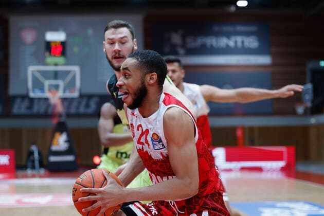 02 01 2022, Basketball, BBL, Hauptrunde, s Oliver Wuerzburg medi bayreuth, GER, Wuerzburg, tectake Arena Bild v li Martynas Sajus medi bayreuth und Cameron Hunt s Oliver Wuerzburg Copyright: HMBxMedia xHeikoxBecker