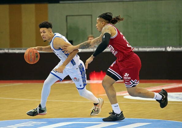 02 01 2022, xovx, Basketball 1 Bundesliga, easy Credit BBL, JobStairs Giessen 46ers Fraport Skyliners Frankfurt v l Len Adam Schoormann Fraport Skyliners Frankfurt , Timeric Williams Jr Giessen 46ers Giessen Sporthalle Ost Hessen Germany EN