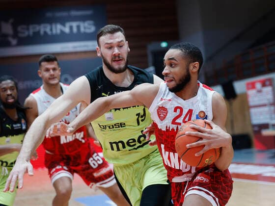 02 01 2022, Basketball, BBL, Hauptrunde, s Oliver Wuerzburg medi bayreuth, GER, Wuerzburg, tectake Arena Bild v li Martynas Sajus medi bayreuth und Cameron Hunt s Oliver Wuerzburg Copyright: HMBxMedia xHeikoxBecker