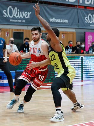 02 01 2022, Basketball, BBL, Hauptrunde, s Oliver Wuerzburg medi bayreuth, GER, Wuerzburg, tectake Arena Bild v li Luciano Parodi s Oliver Wuerzburg und Cameron Wells medi bayreuth Copyright: HMBxMedia xHeikoxBecker