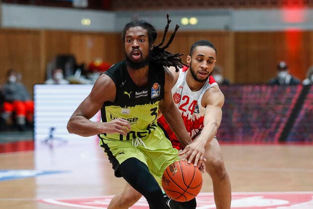 GER, Wuerzburg, tectake Arena, 02 01 2022, emspor, emonline, despor, deonline, s Oliver Wuerzburg vs Medi Bayreuth, easyCredit BBL, Matchday 15 Picture v l Marcus Thornton medi Bayreuth vs Cameron Hunt s Oliver Wuerzburg Copyright: HMBxMedia JulienxBecker