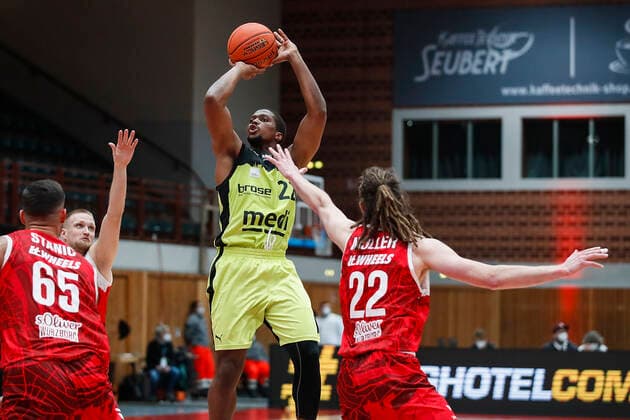 GER, Wuerzburg, tectake Arena, 02 01 2022, emspor, emonline, despor, deonline, s Oliver Wuerzburg vs Medi Bayreuth, easyCredit BBL, 15 Spieltag Picture v l Aigars Skele s Oliver Wuerzburg , Cameron Wells medi Bayreuth and Craig Moller s Oliver Wuerzburg Copyright: HMBxMedia JulienxBecker