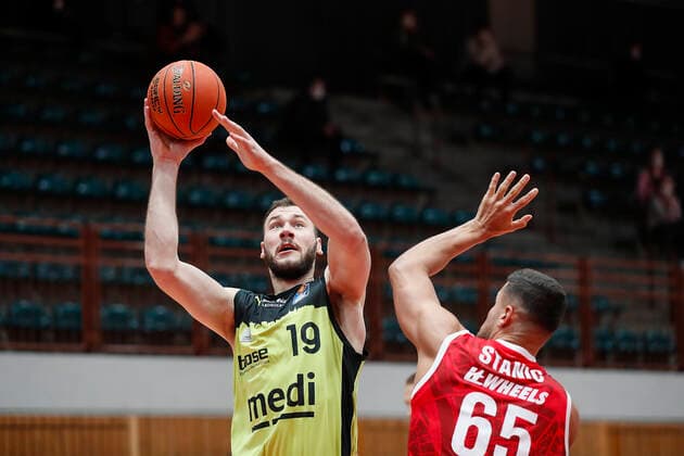 GER, Wuerzburg, tectake Arena, 02 01 2022, emspor, emonline, despor, deonline, s Oliver Wuerzburg vs Medi Bayreuth, easyCredit BBL, Matchday 15 Picture v l Martynas Sajus medi Bayreuth vs Filip Stanic s Oliver Wuerzburg Copyright: HMBxMedia JulienxBecker