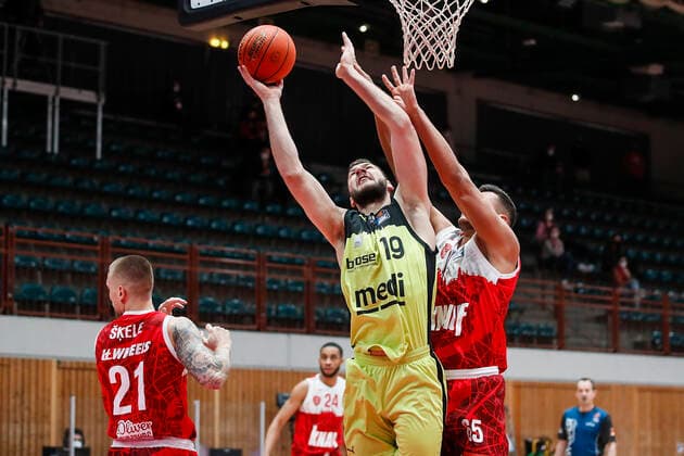 GER, Wuerzburg, tectake Arena, 02 01 2022, emspor, emonline, despor, deonline, s Oliver Wuerzburg vs Medi Bayreuth, easyCredit BBL, 15 Spieltag Picture f l Aigars Skele s Oliver Wuerzburg , Martynas Sajus medi Bayreuth and Filip Stanic s Oliver Wuerzburg Copyright: HMBxMedia JulienxBecker