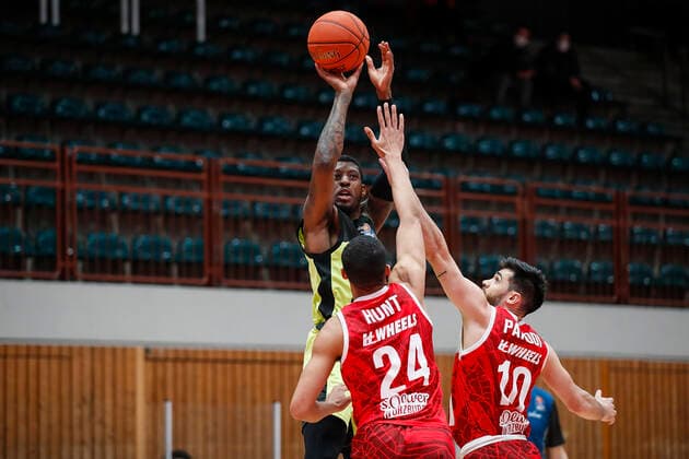 GER, Wuerzburg, tectake Arena, 02 01 2022, emspor, emonline, despor, deonline, s Oliver Wuerzburg vs Medi Bayreuth, easyCredit BBL, Matchday 15 Image v l Sacar Anim medi Bayreuth , Cameron Hunt s Oliver Wuerzburg and Luciano Parodi s Oliver Wuerzburg Copyright: HMBxMedia JulienxBecker