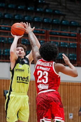GER, Wuerzburg, tectake Arena, 02 01 2022, emspor, emonline, despor, deonline, s Oliver Wuerzburg vs Medi Bayreuth, easyCredit BBL, Matchday 15 Picture v l Kay Bruhnke medi Bayreuth vs Desi Rodriguez s Oliver Wuerzburg Copyright: HMBxMedia JulienxBecker