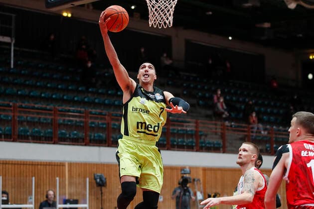 GER, Wuerzburg, tectake Arena, 02 01 2022, emspor, emonline, despor, deonline, s Oliver Wuerzburg vs Medi Bayreuth, easyCredit BBL, 15 Spieltag Picture v l Philip Jalalpoor medi Bayreuth and Aigars Skele s Oliver Wuerzburg Copyright: HMBxMedia JulienxBecker