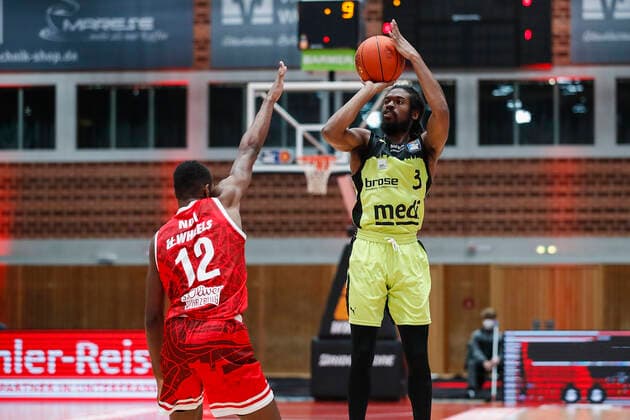 GER, Wuerzburg, tectake Arena, 02 01 2022, emspor, emonline, despor, deonline, s Oliver Wuerzburg vs Medi Bayreuth, easyCredit BBL, Matchday 15 Picture v l Elijah Ndi s Oliver Wuerzburg vs Marcus Thornton medi Bayreuth Copyright: HMBxMedia JulienxBecker
