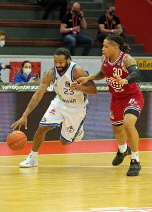 02 01 2022, xovx, Basketball 1 Bundesliga, easy Credit BBL, JobStairs Giessen 46ers Fraport Skyliners Frankfurt v l Quantez Robertson Fraport Skyliners Frankfurt , Timeric Williams Jr Giessen 46ers Giessen Sporthalle Ost Hessen Germany EN