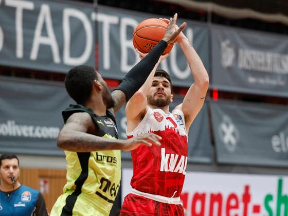 02 01 2022, Basketball, BBL, Hauptrunde, s Oliver Wuerzburg medi bayreuth, GER, Wuerzburg, tectake Arena Bild v li Sacar Anim medi bayreuth und Luciano Parodi s Oliver Wuerzburg Copyright: HMBxMedia xHeikoxBecker