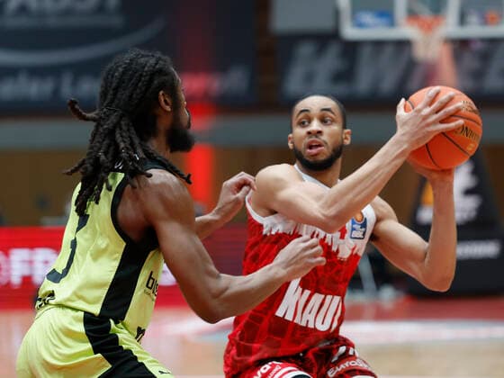 02 01 2022, Basketball, BBL, Hauptrunde, s Oliver Wuerzburg medi bayreuth, GER, Wuerzburg, tectake Arena Picture from left Marcus Thornton medi bayreuth and Cameron Hunt s Oliver Wuerzburg Copyright: HMBxMedia xHeikoxBecker