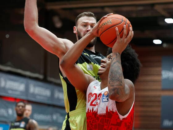 02 01 2022, Basketball, BBL, Hauptrunde, s Oliver Wuerzburg medi bayreuth, GER, Wuerzburg, tectake Arena Bild v li Martynas Sajus medi bayreuth und Desi Rodriguez s Oliver Wuerzburg Copyright: HMBxMedia xHeikoxBecker