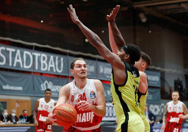 02 01 2022, Basketball, BBL, Hauptrunde, s Oliver Wuerzburg medi bayreuth, GER, Wuerzburg, tectake Arena Picture from left Felix Hoffmann s Oliver Wuerzburg , Terry Allen medi bayreuth and Kevin Wohlrath medi bayreuth Copyright: HMBxMedia xHeikoxBecker