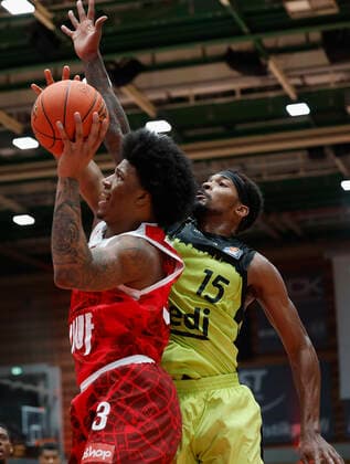 02 01 2022, Basketball, BBL, Hauptrunde, s Oliver Wuerzburg medi bayreuth, GER, Wuerzburg, tectake Arena picture from left Desi Rodriguez s Oliver Wuerzburg and Terry Allen medi bayreuth Copyright: HMBxMedia xHeikoxBecker