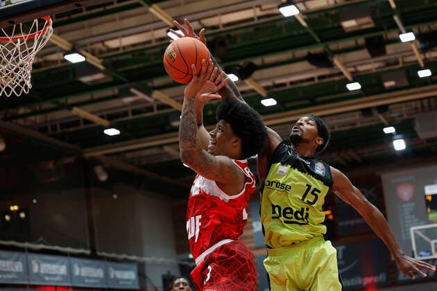 02 01 2022, Basketball, BBL, Hauptrunde, s Oliver Wuerzburg medi bayreuth, GER, Wuerzburg, tectake Arena picture from left Desi Rodriguez s Oliver Wuerzburg and Terry Allen medi bayreuth Copyright: HMBxMedia xHeikoxBecker