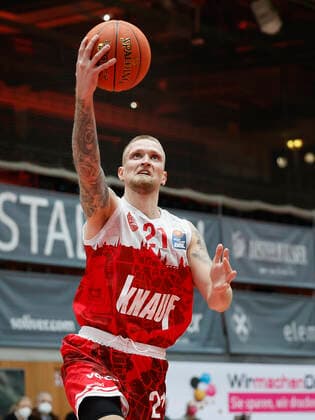 02 01 2022, Basketball, BBL, Hauptrunde, s Oliver Wuerzburg medi bayreuth, GER, Wuerzburg, tectake Arena Bild v li Aigars Skele s Oliver Wuerzburg Copyright: HMBxMedia xHeikoxBecker